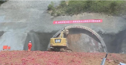 麟法高速野河山隧道出口顺利进洞