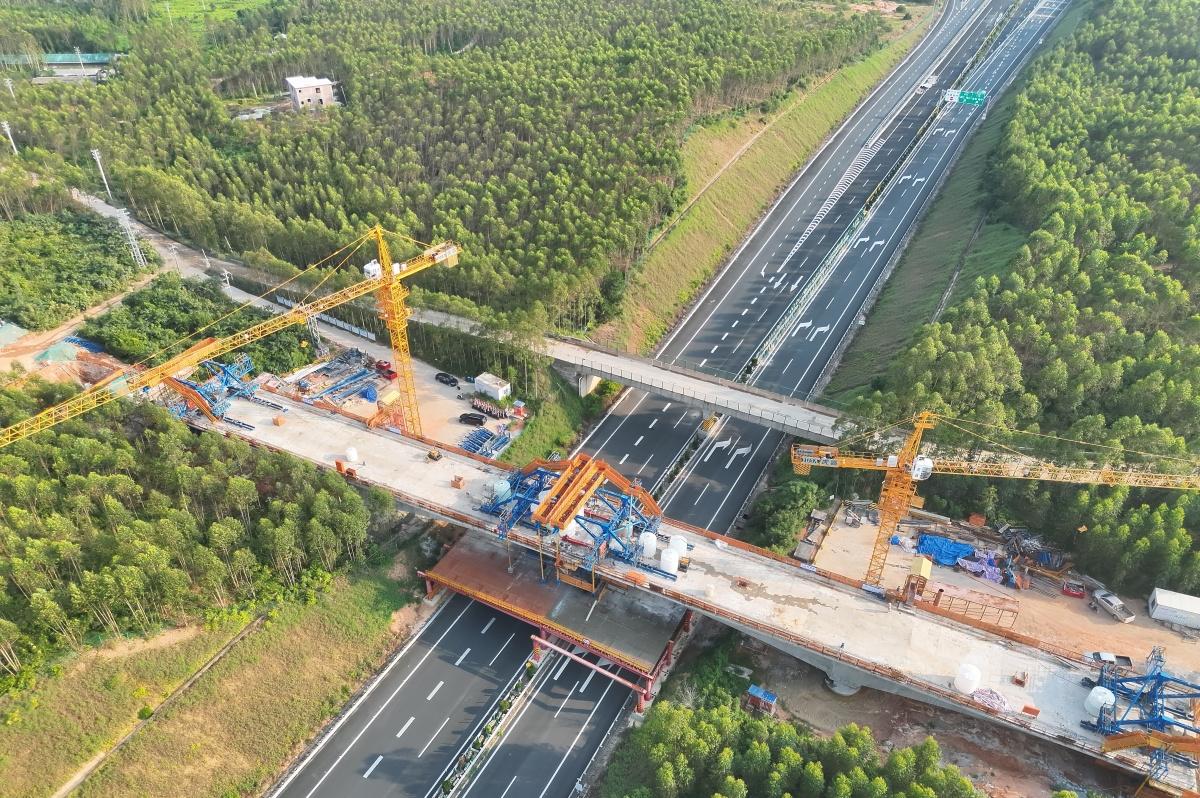 合湛高铁广西跨高速公路桥桩基完成11328根