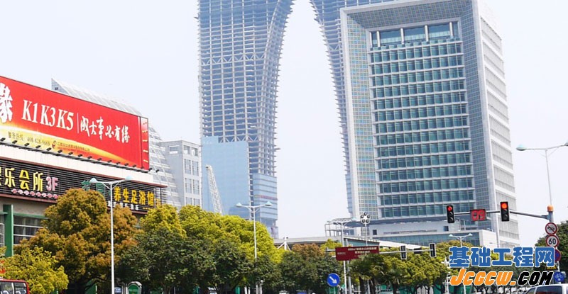 上海市东方之门幕墙施工现场