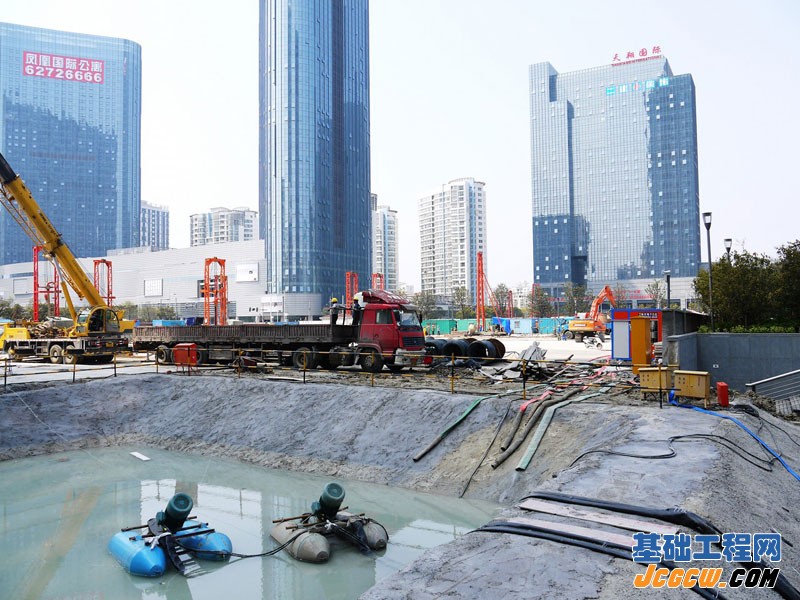 上海市铁狮门桩基施工现场