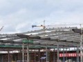 整个东站建筑支柱的28根钢柱也已经全部立起来