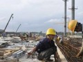 该工程建设的重点集中在高架候车层上，力争完成高架桥的全部结构
