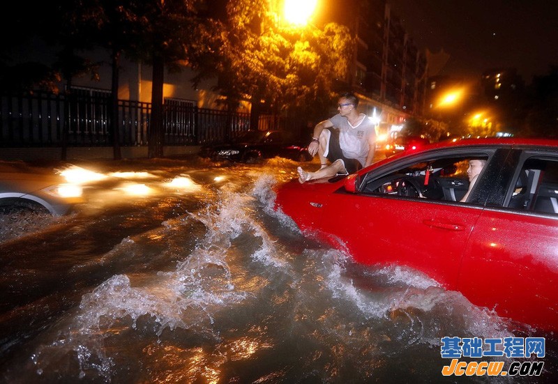 杭州市区遭暴雨袭击 杭州城“水漫金山”