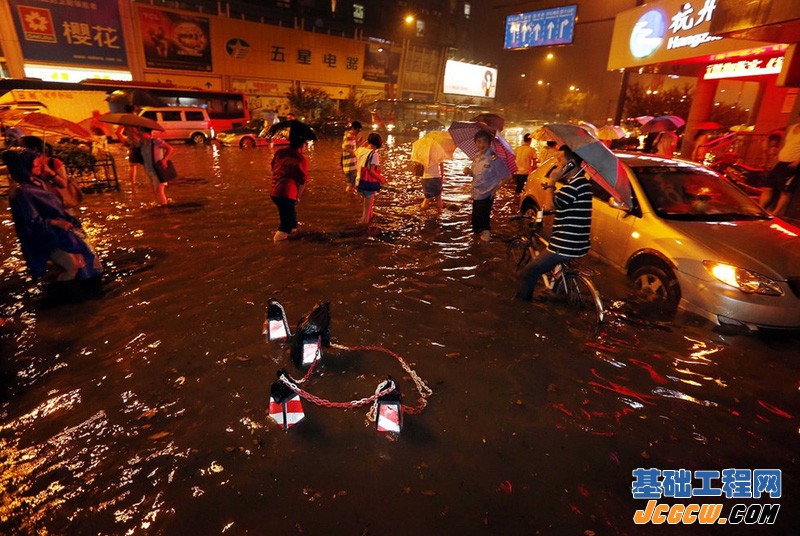 杭州市区遭暴雨袭击 杭州城“水漫金山”