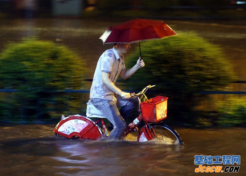 杭州市区遭暴雨袭击 杭州城“水漫金山”
