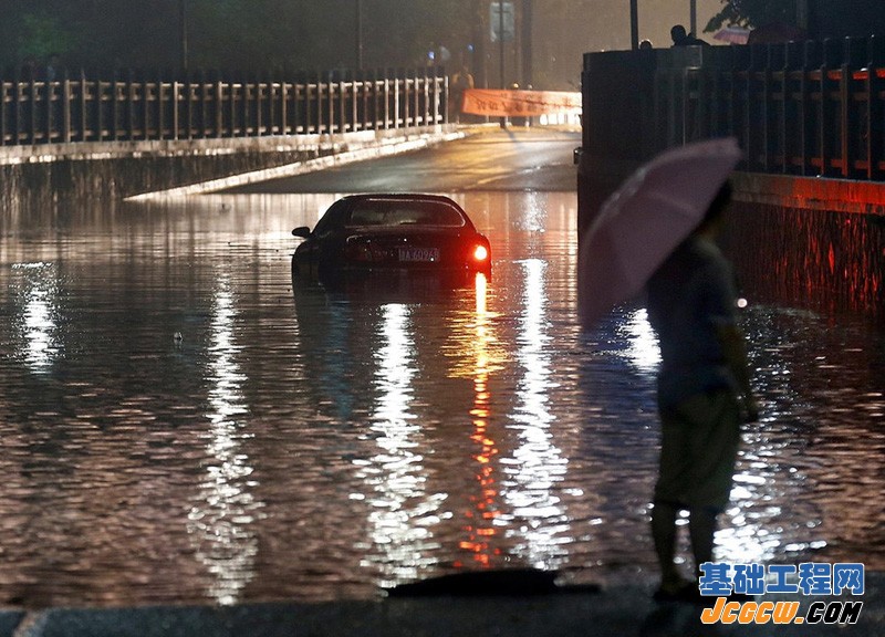 杭州市区遭暴雨袭击 杭州城“水漫金山”