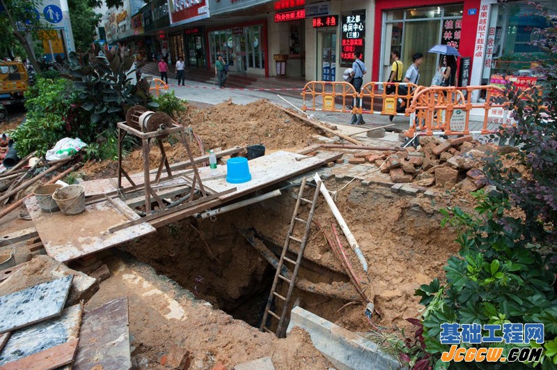 深圳发生今年第9次地陷 祖孙二人跌落