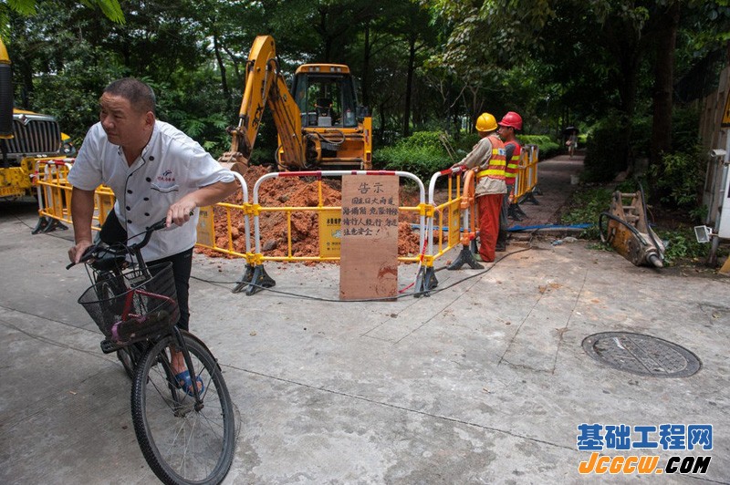 深圳发生今年第9次地陷 祖孙二人跌落