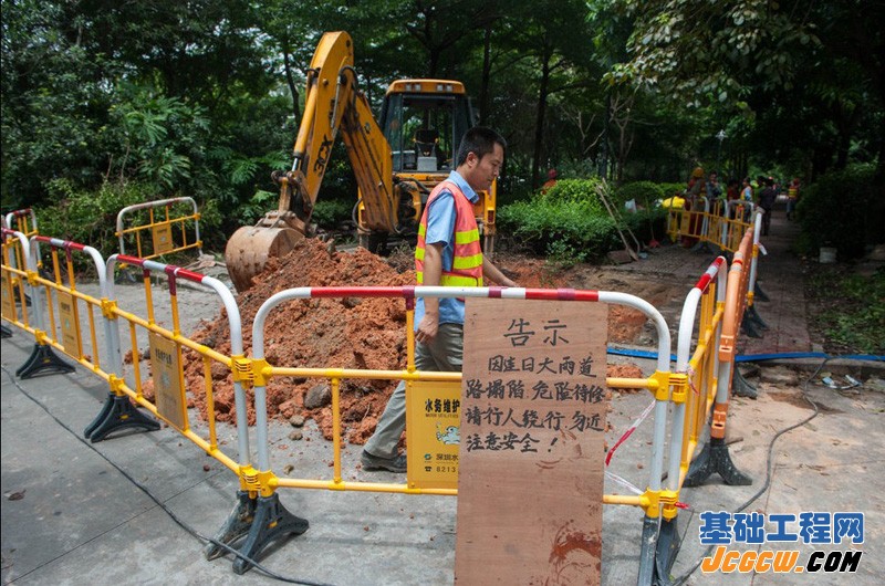 深圳发生今年第9次地陷 祖孙二人跌落