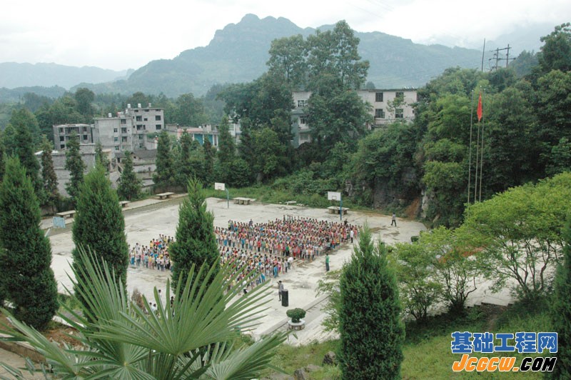 重庆市建筑业协会基础工程分会捐助彭水走马中心小学爱心活动