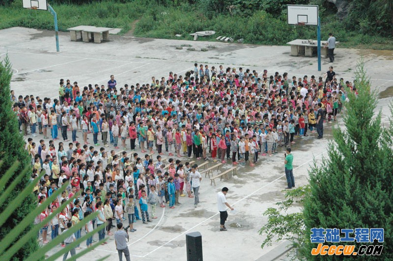 重庆市建筑业协会基础工程分会捐助彭水走马中心小学爱心活动