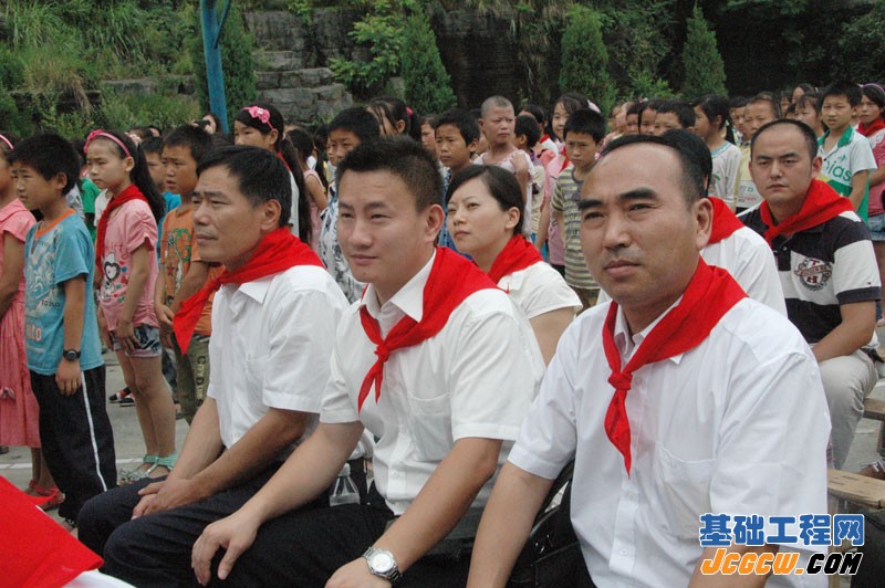 重庆市建筑业协会基础工程分会捐助彭水走马中心小学爱心活动