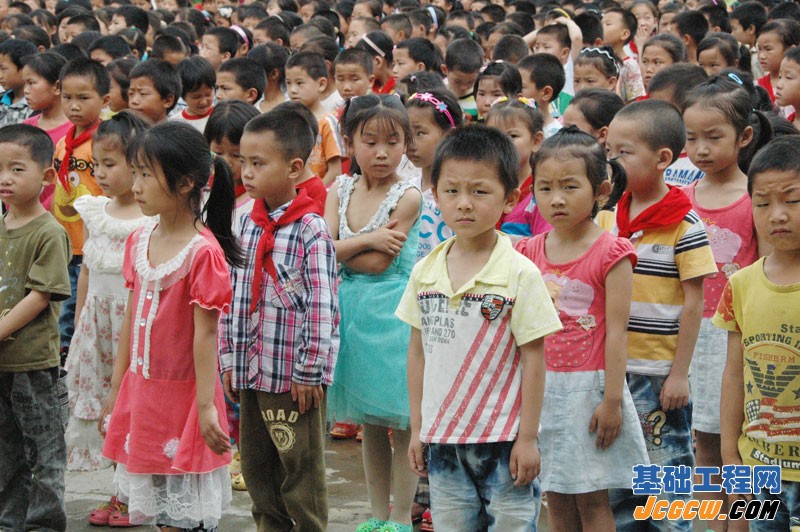重庆市建筑业协会基础工程分会捐助彭水走马中心小学爱心活动
