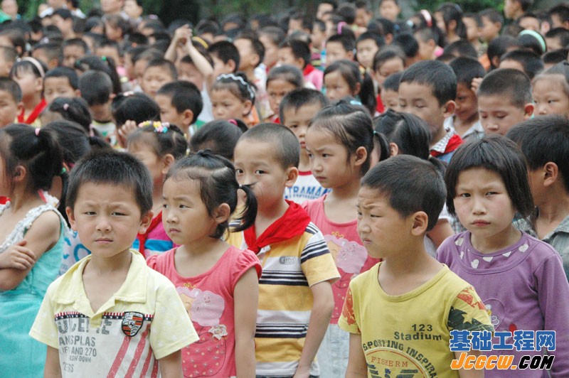 重庆市建筑业协会基础工程分会捐助彭水走马中心小学爱心活动