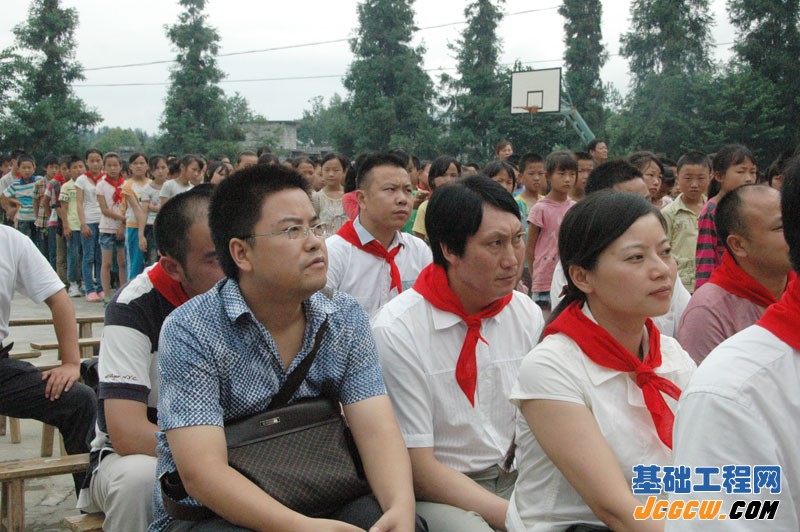 重庆市建筑业协会基础工程分会捐助彭水走马中心小学爱心活动
