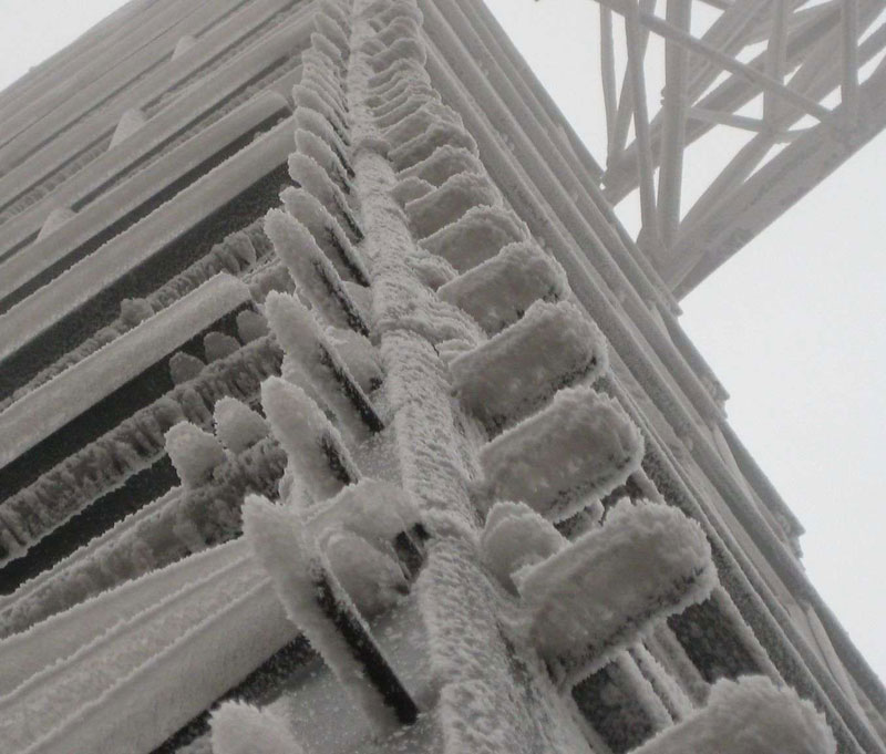 在雪中的工地前行