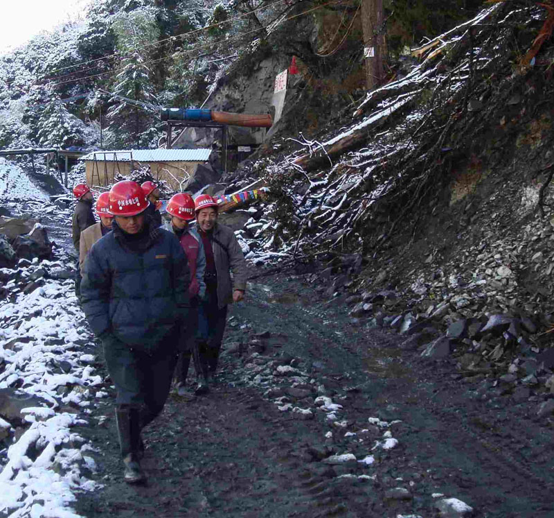 在雪中的工地前行