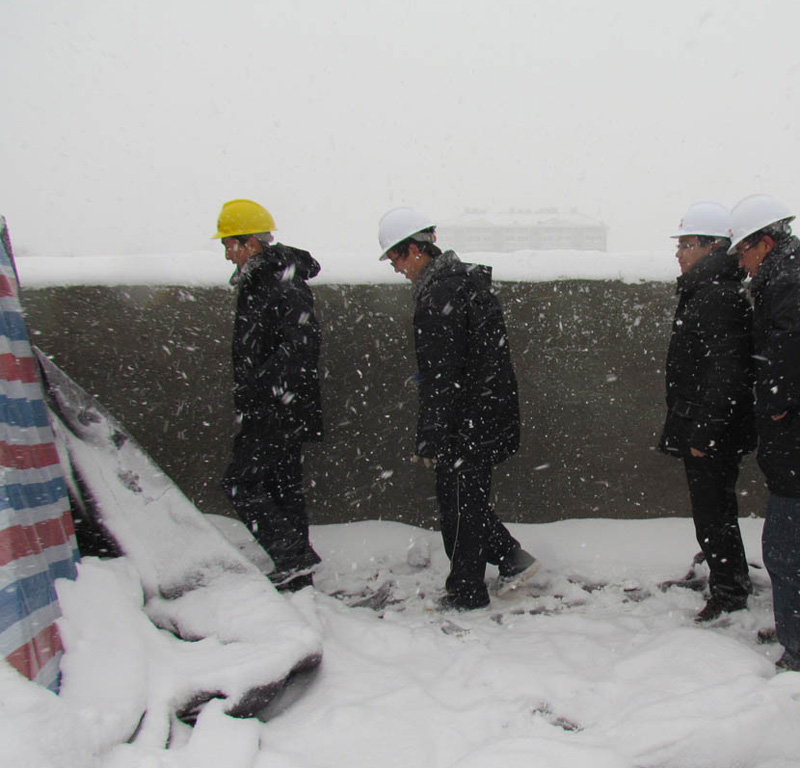在雪中的工地前行
