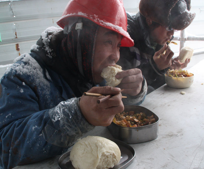 在雪中的工地前行