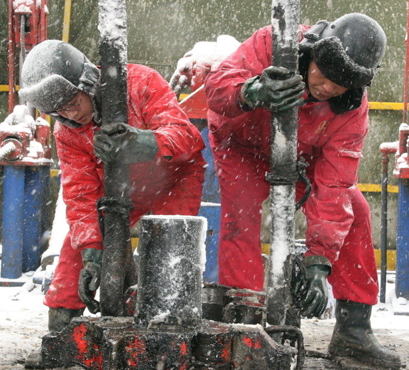 在雪中的工地前行