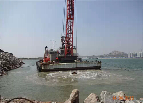 人工填海造陆周边岸壁工程水下强夯试夯现场