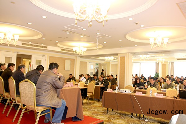 山东省地质探矿机械厂全液压螺杆桩机现场会