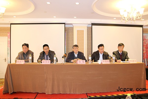 山东省地质探矿机械厂全液压螺杆桩机现场会