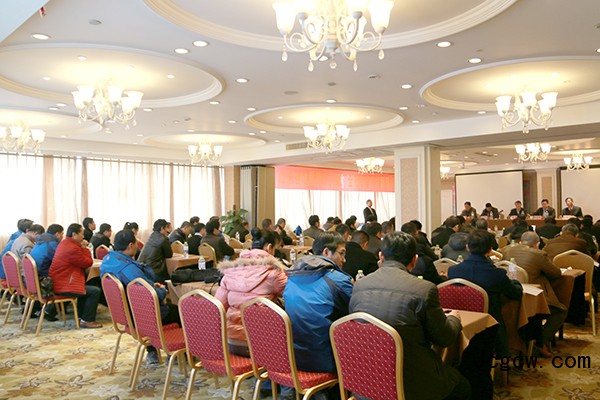 山东省地质探矿机械厂全液压螺杆桩机现场会