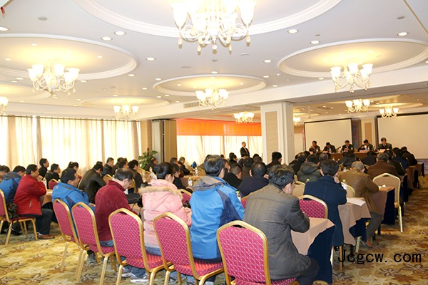 山东省地质探矿机械厂全液压螺杆桩机现场会
