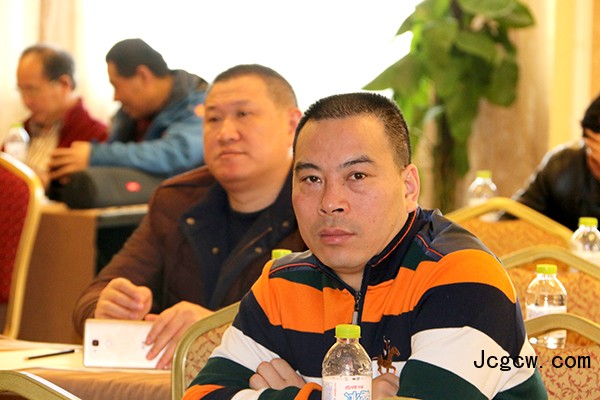 山东省地质探矿机械厂全液压螺杆桩机现场会